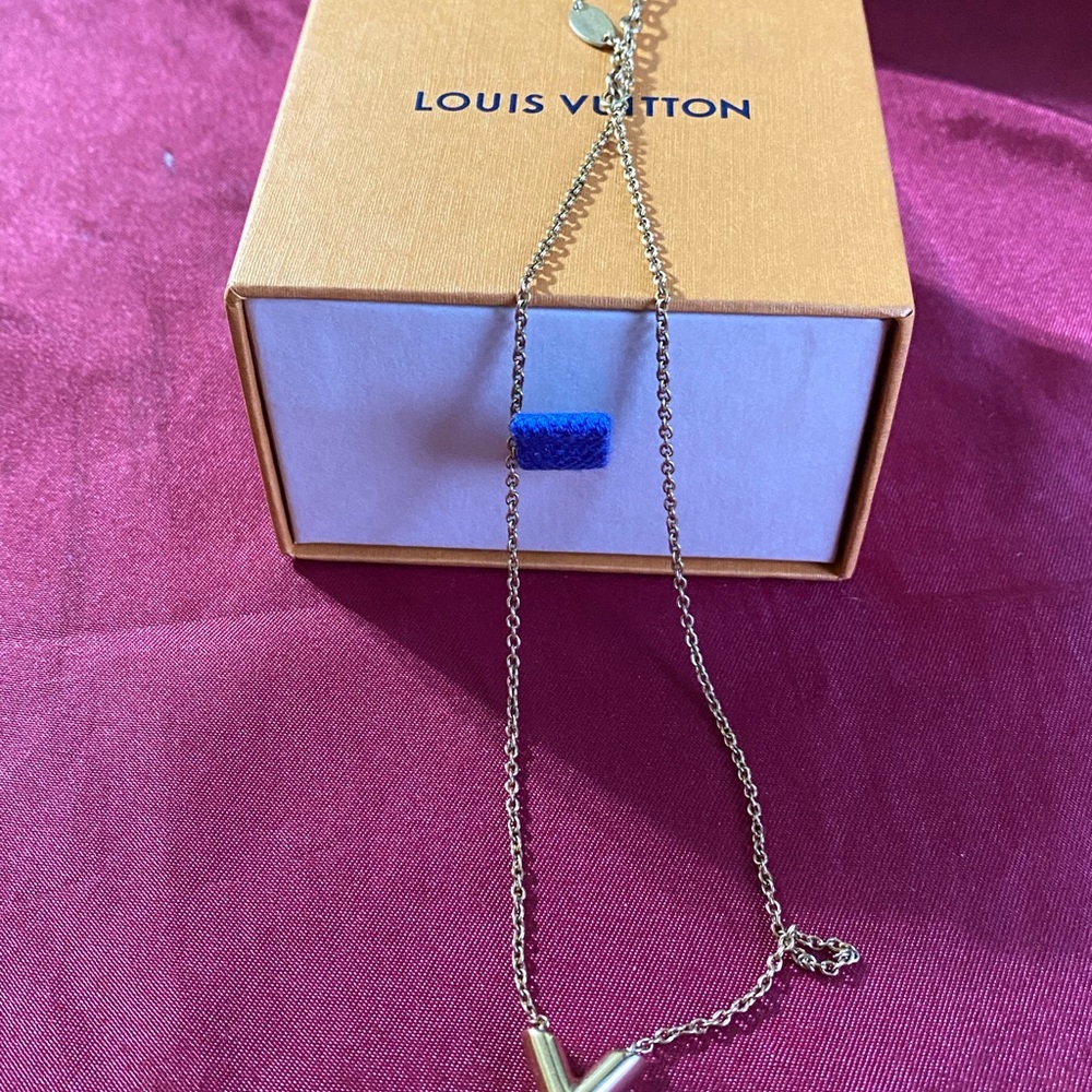Louis Vuitton V essential necklace